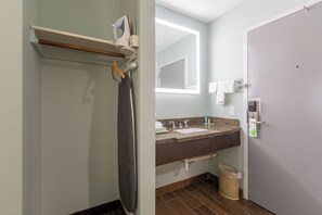 Combined shower/bathtub, free toiletries, towels