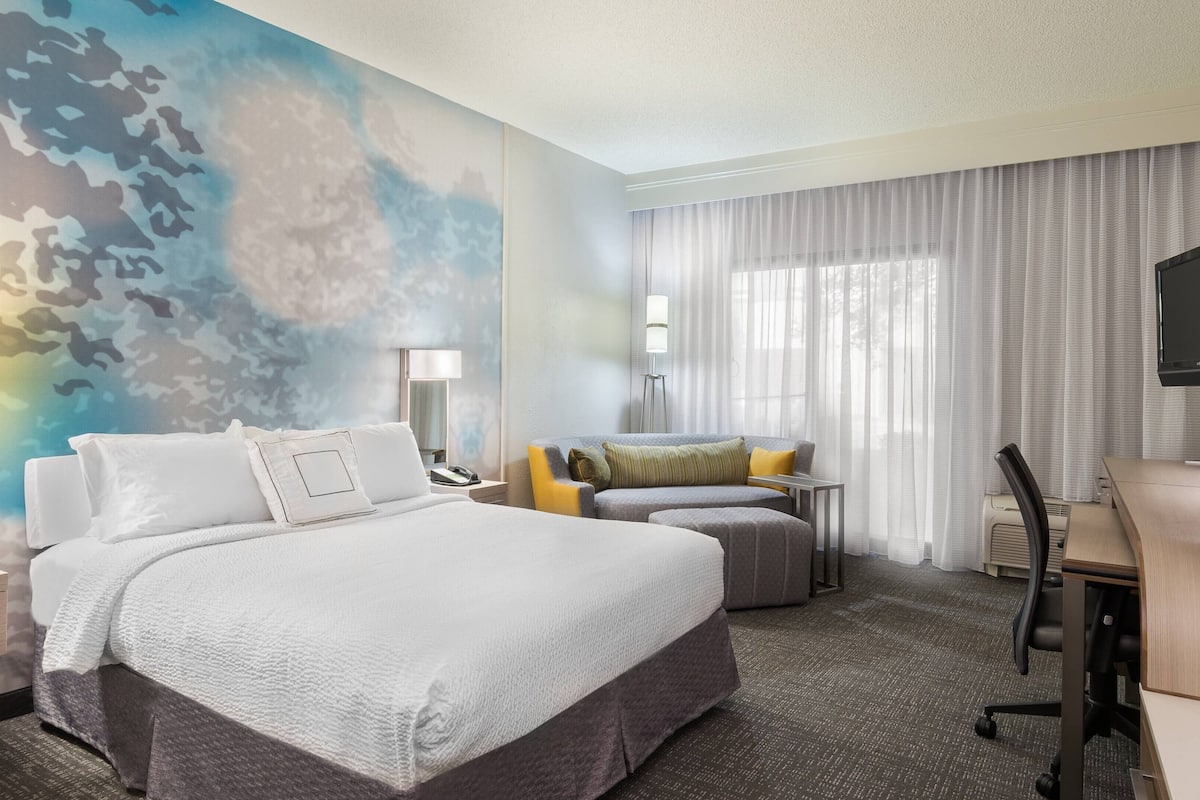 1 bedroom, hypo-allergenic bedding, down duvets, desk