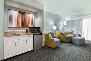 Presidential Suite, 1 King Bed with Sofa bed | Living room | 32-inch flat-screen TV with cable channels, TV, pay movies