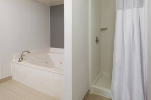 Kostenlose Toilettenartikel, Haartrockner, Handtücher, Seife