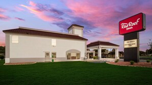 A Red Roof Inn with a modern white building and a covered outdoor area. - Red Roof Inn Washington, NC (Washington)
