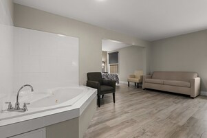 Escritorio, espacio para trabajar con laptop y cortinas blackout 