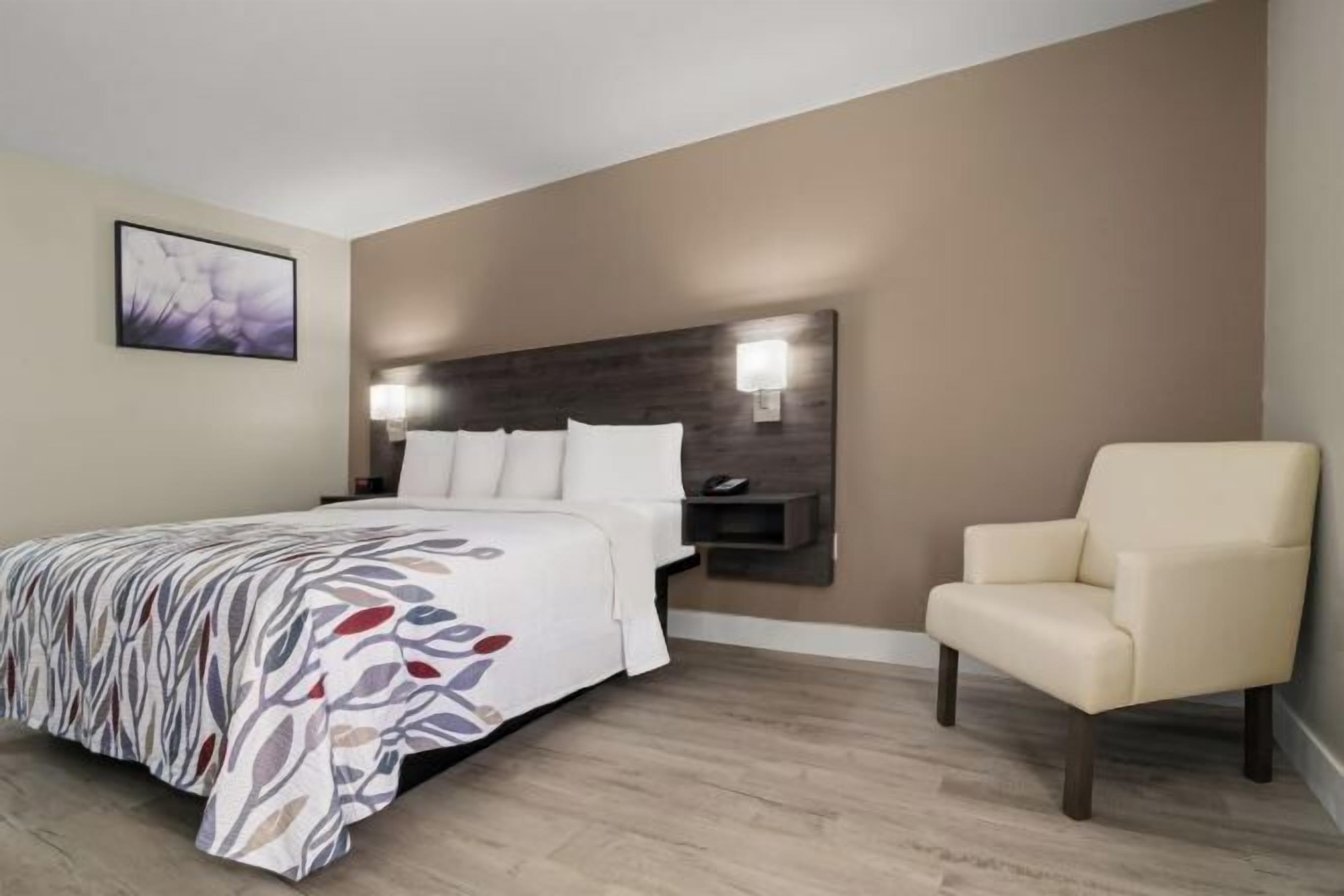 مكتب ومساحة عمل للكمبيوتر المحمول وستائر تعتيم وواي فاي مجانًا