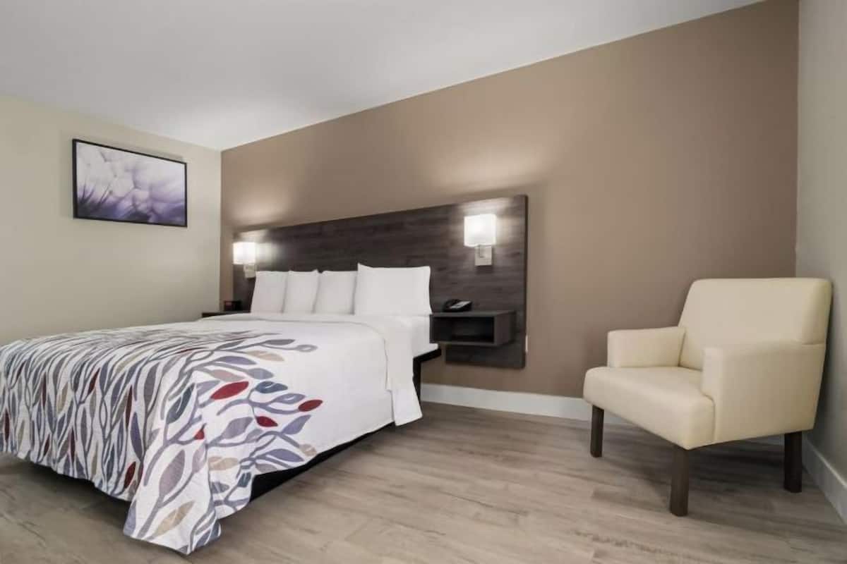 Meja kerja, ruang kerja ramah laptop, dan tirai kedap cahaya