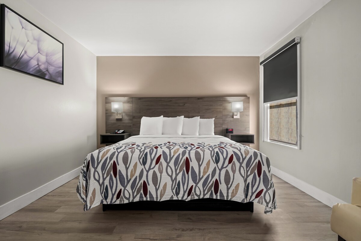 Suite Room, 1 King Bed, Non Smoking, Jetted Tub | 書桌、筆電工作空間、遮光布/窗簾、免費無線上網