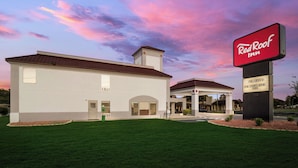 A Red Roof Inn with a modern architectural style, featuring a two-story building with a flat roof and a covered front porch. - Red Roof Inn Washington, NC (Washington)