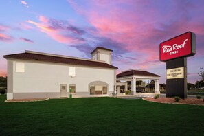 A Red Roof Inn with a modern architectural style, featuring a two-story building with a flat roof and a covered front porch. - Red Roof Inn Washington, NC (Washington)