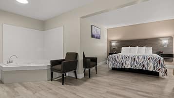 Rom – superior, 1 kingsize-seng, ikke-røyk, massasjebadekar | Skrivebord, skrivebord for bærbar PC og blendingsgardiner