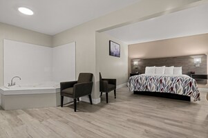 Escritorio, espacio para trabajar con laptop y cortinas blackout 