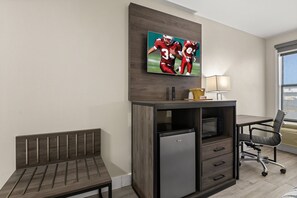 Deluxe Room, 1 King Bed, Accessible, Non Smoking (Roll-In Shower) | Desk, laptop workspace, blackout drapes, free WiFi