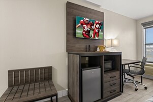 Escritorio, espacio para trabajar con laptop y cortinas blackout 