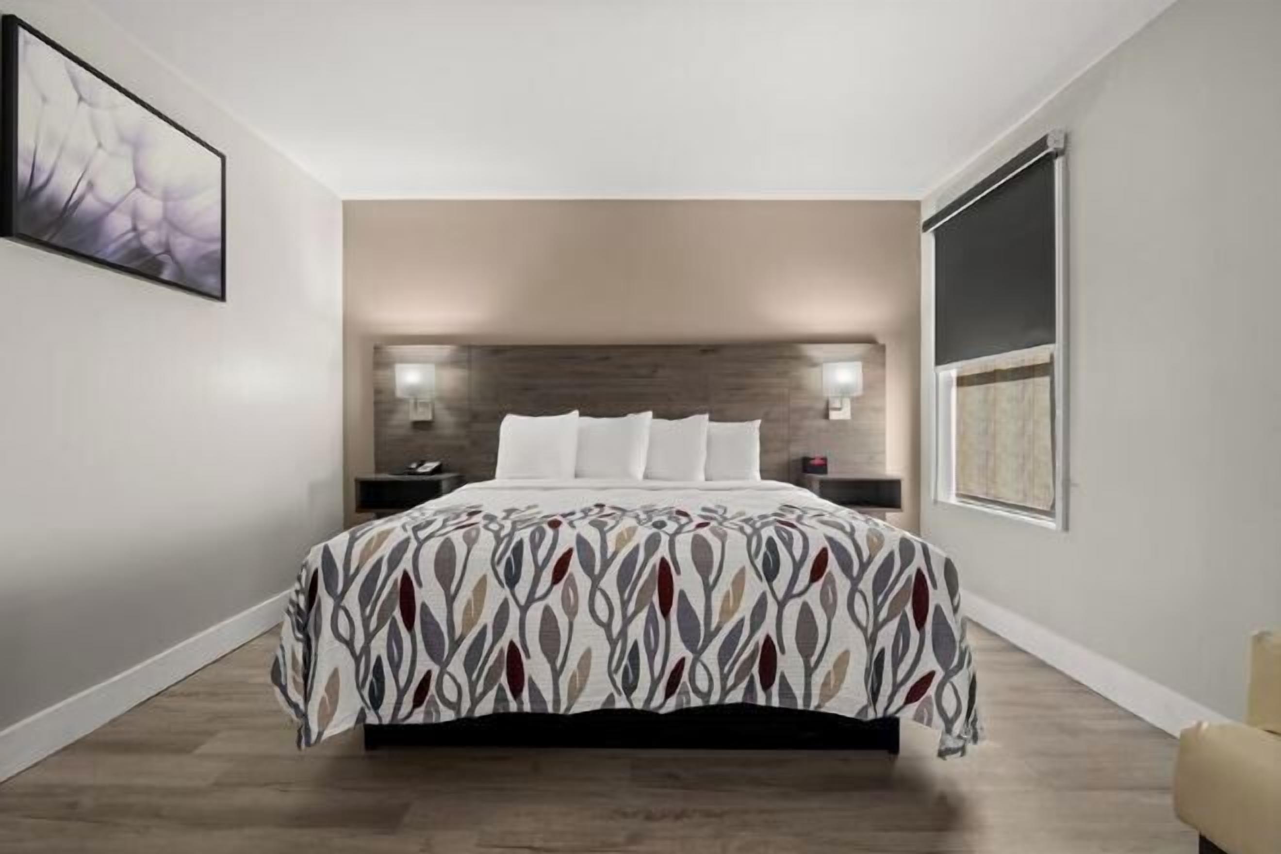 مكتب ومساحة عمل للكمبيوتر المحمول وستائر تعتيم وواي فاي مجانًا