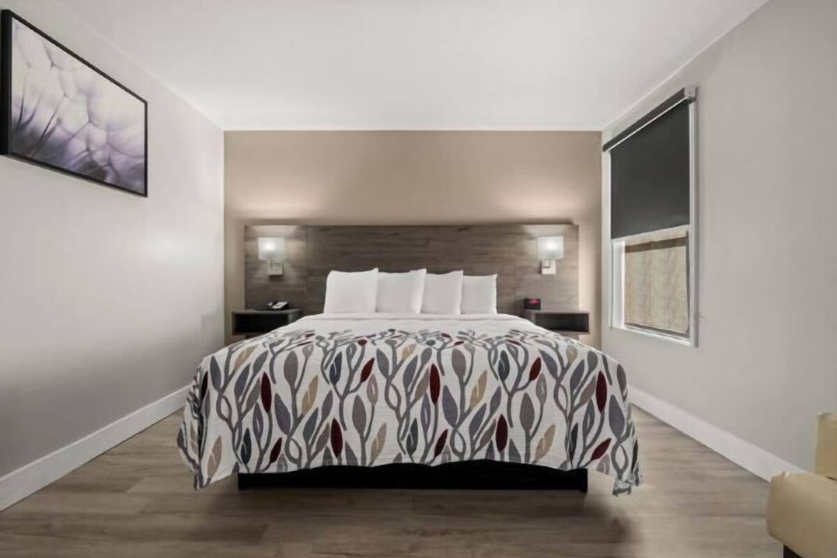 Meja kerja, ruang kerja ramah laptop, dan tirai kedap cahaya