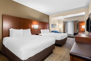 Quarto, várias camas, para não fumantes | Escrivaninha, espaço de trabalho para notebook, cortinas blackout