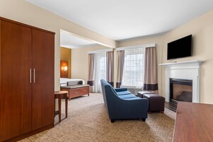 Escrivaninha, espaço de trabalho para notebook, cortinas blackout