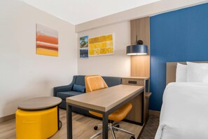 Suite, Mehrere Betten, Nichtraucher (Upgrade) | Hochwertige Bettwaren, Schreibtisch, laptopgeeigneter Arbeitsplatz