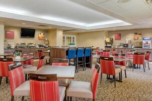 Café da manhã com buffet grátis todos os dias