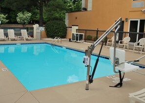 Piscine extérieure (ouverte en saison), parasols de plage