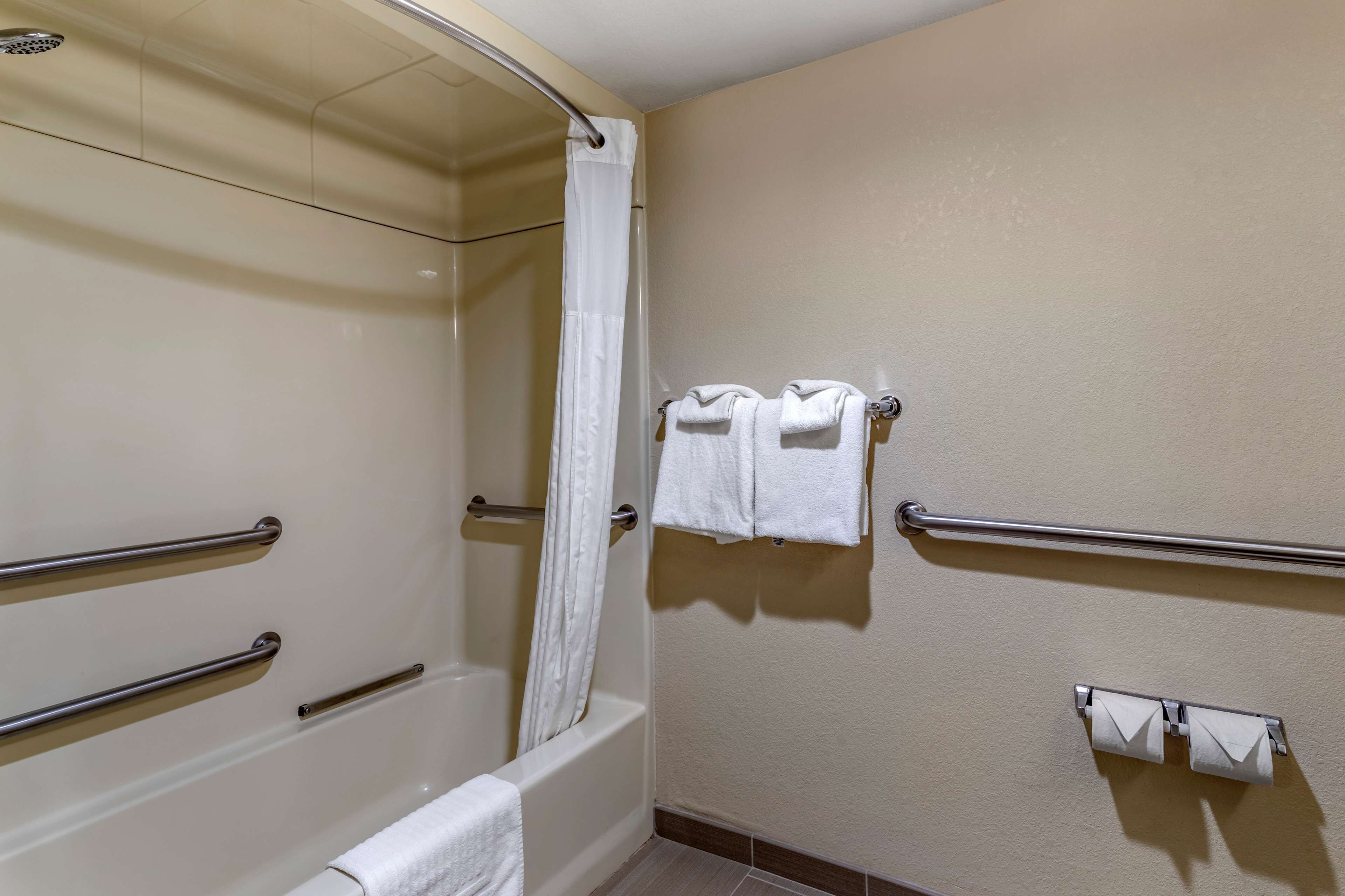room, 1 king bed, accessible, non smoking (bathtub, mobility, hearing accessible) | bathroom | combined shower/bathtub, free toiletries, hair dryer, towels