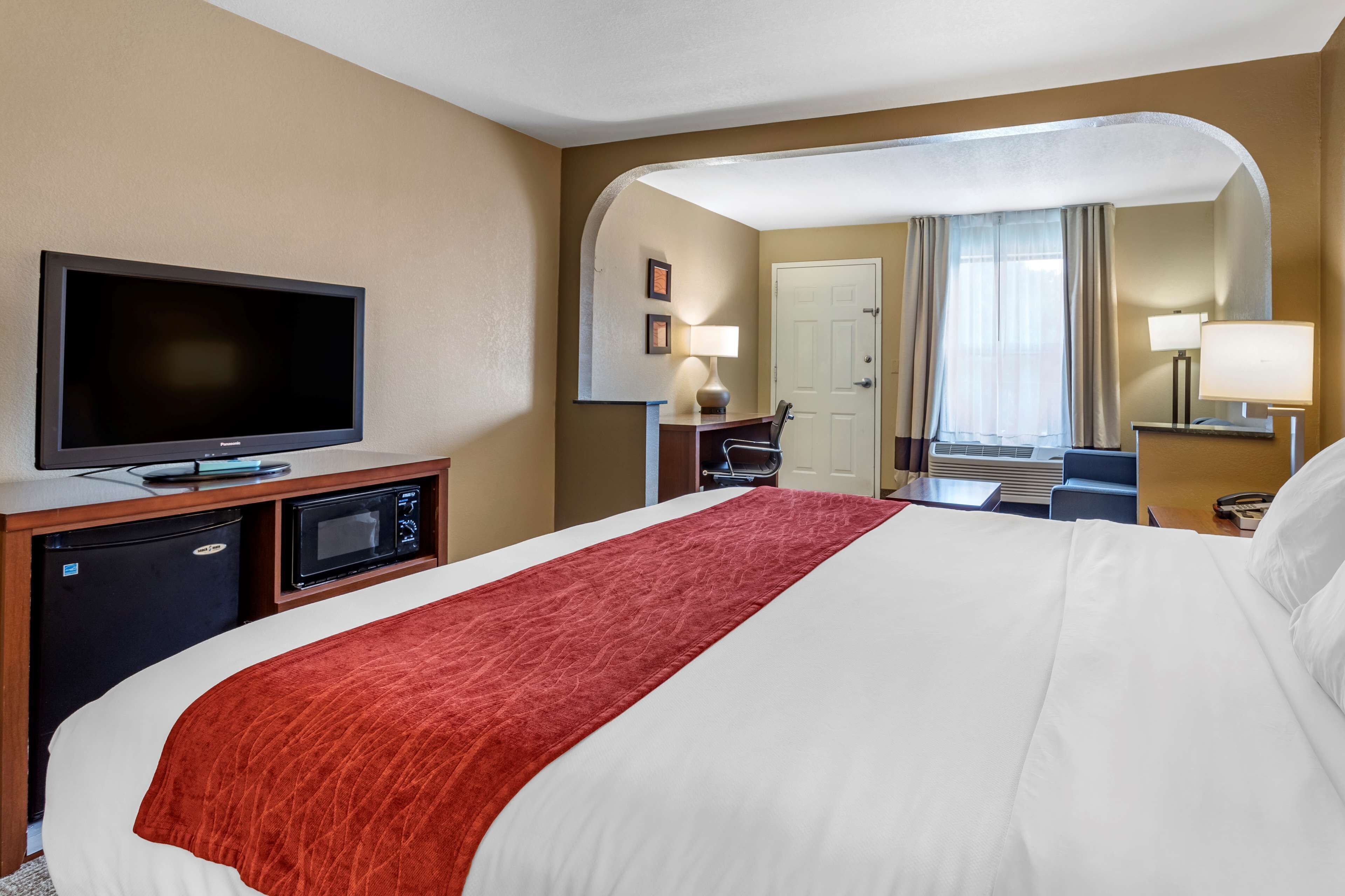 Hypo-allergenic bedding, down duvets, in-room safe, desk