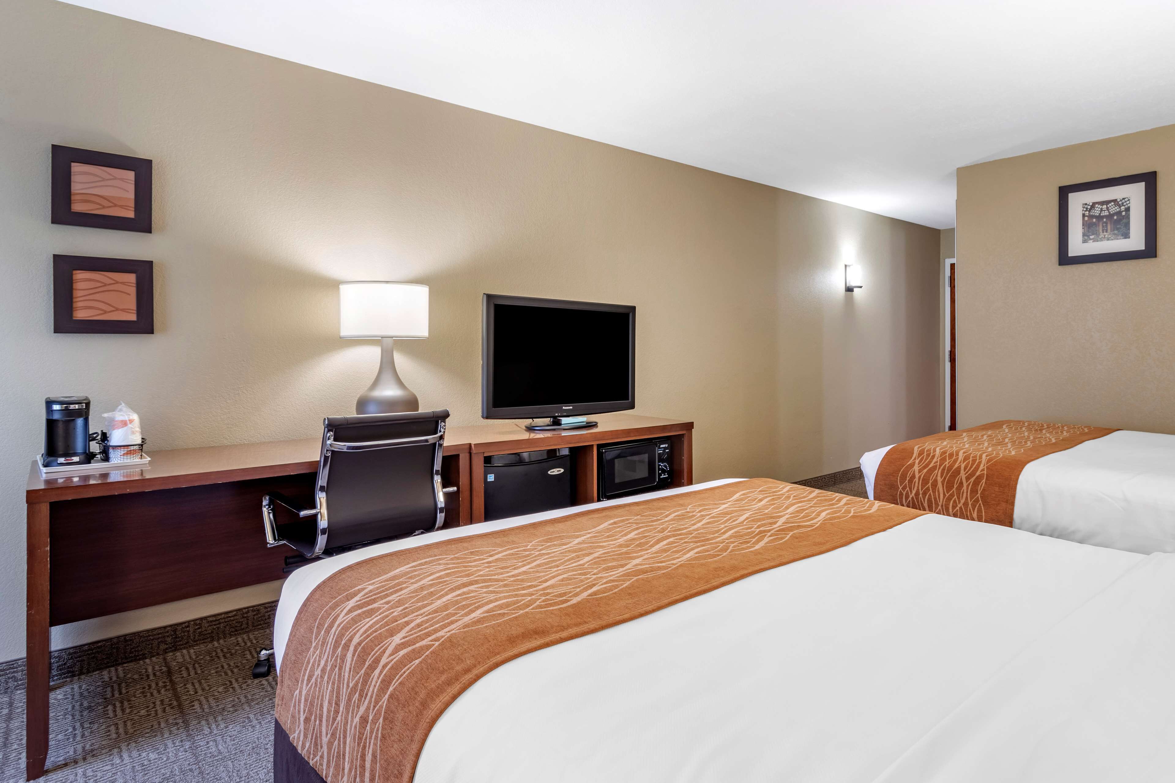 standard room, 2 queen beds, non smoking | hypo-allergenic bedding, down duvets, in-room safe, desk