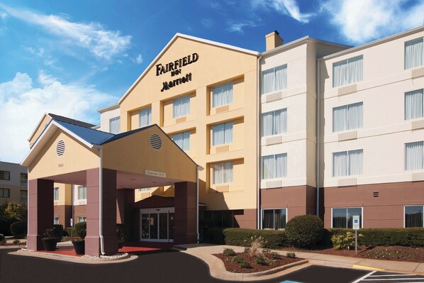 Un hotel Fairfield Inn by Marriott con entrada cubierta, varios pisos y zona de estacionamiento.