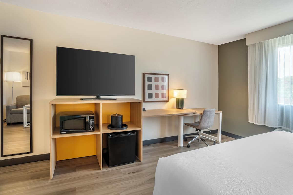 Habitación, 1 cama King size, con acceso para personas discapacitadas (Hearing) | Ropa de cama de alta calidad y caja de seguridad en la habitación