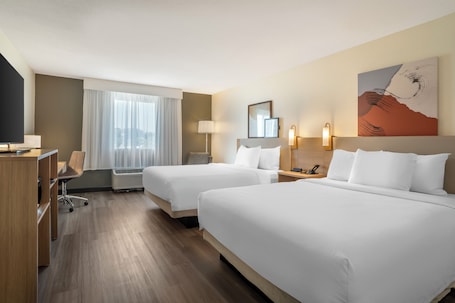 Ropa de cama de alta calidad y caja de seguridad en la habitación