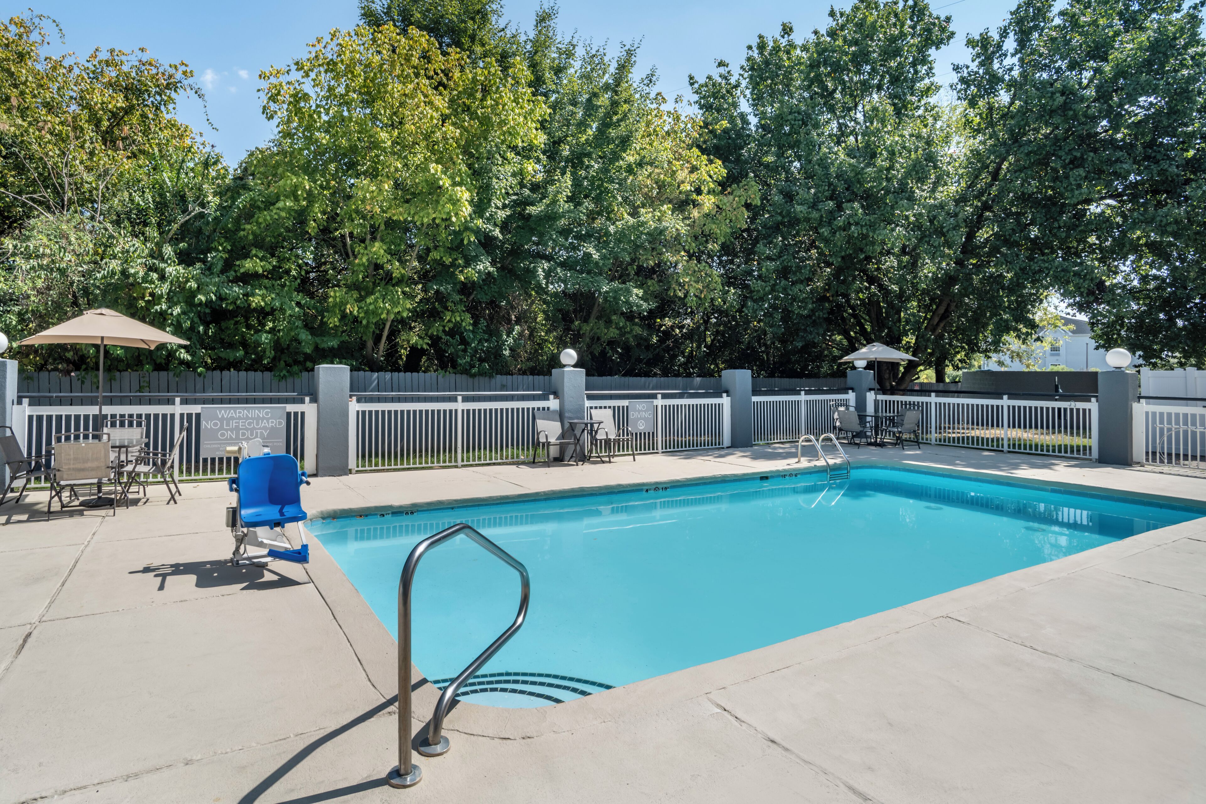 Kauden mukainen ulkouima-allas