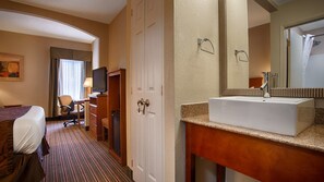 Combined shower/tub, rainfall showerhead, free toiletries, hair dryer