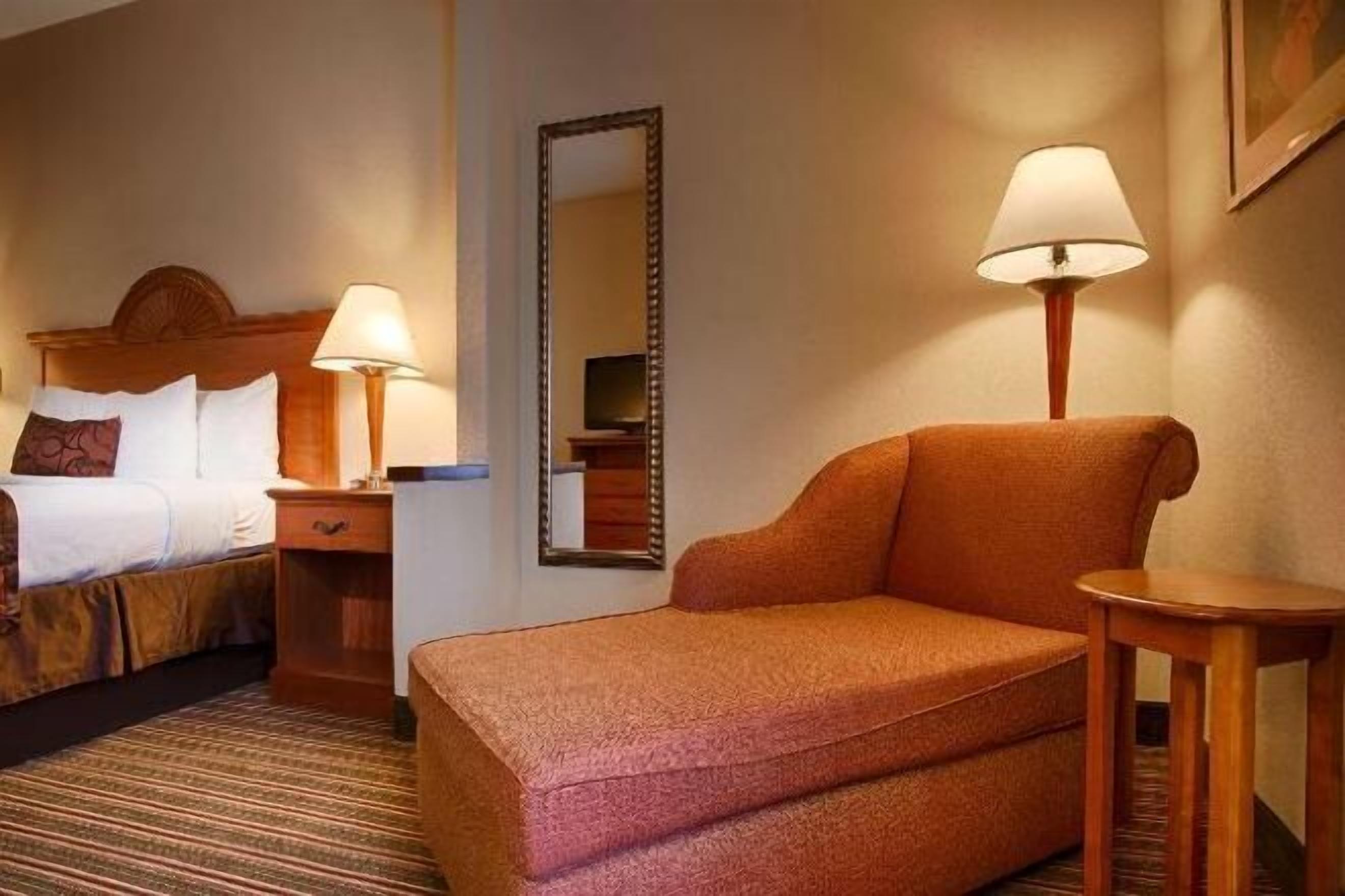 خزنة داخل الغرفة ومكتب ومساحة عمل للكمبيوتر المحمول وستائر تعتيم