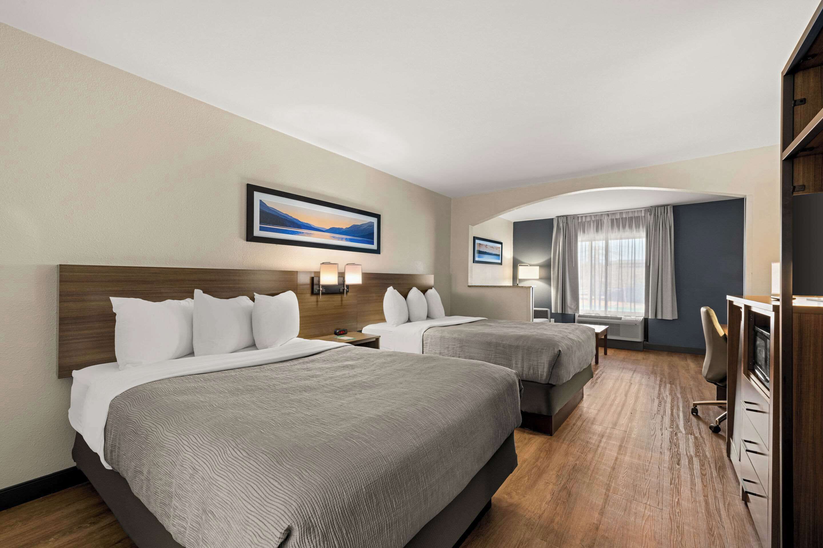 Escritorio, espacio para trabajar con laptop y cortinas blackout 