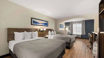 Escritorio, espacio para trabajar con laptop y cortinas blackout