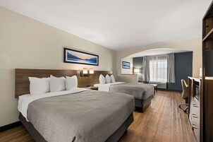 办公桌、笔记本电脑工作区、遮光窗帘、熨斗/熨衣板