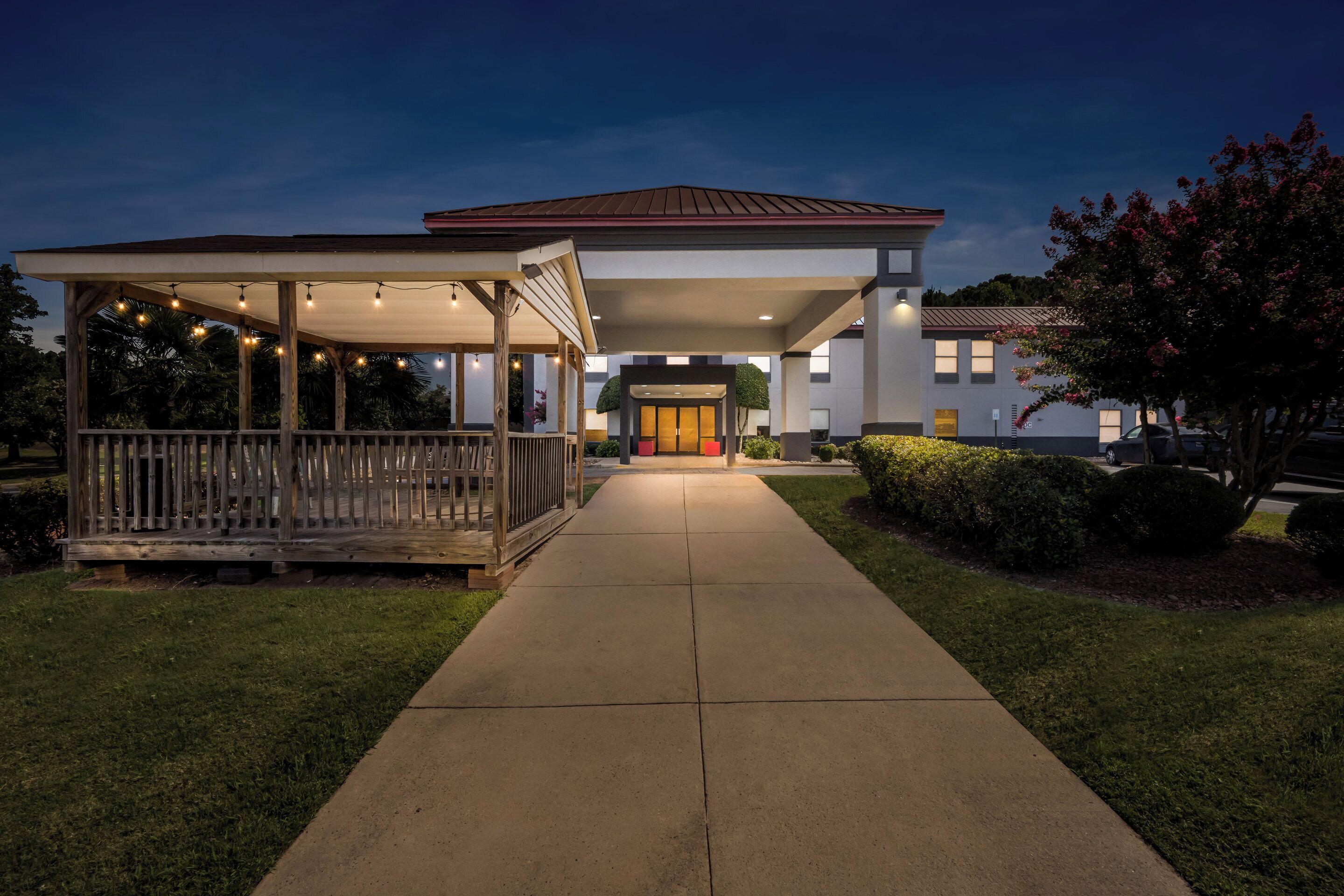 Fachada de la propiedad por la tarde o noche