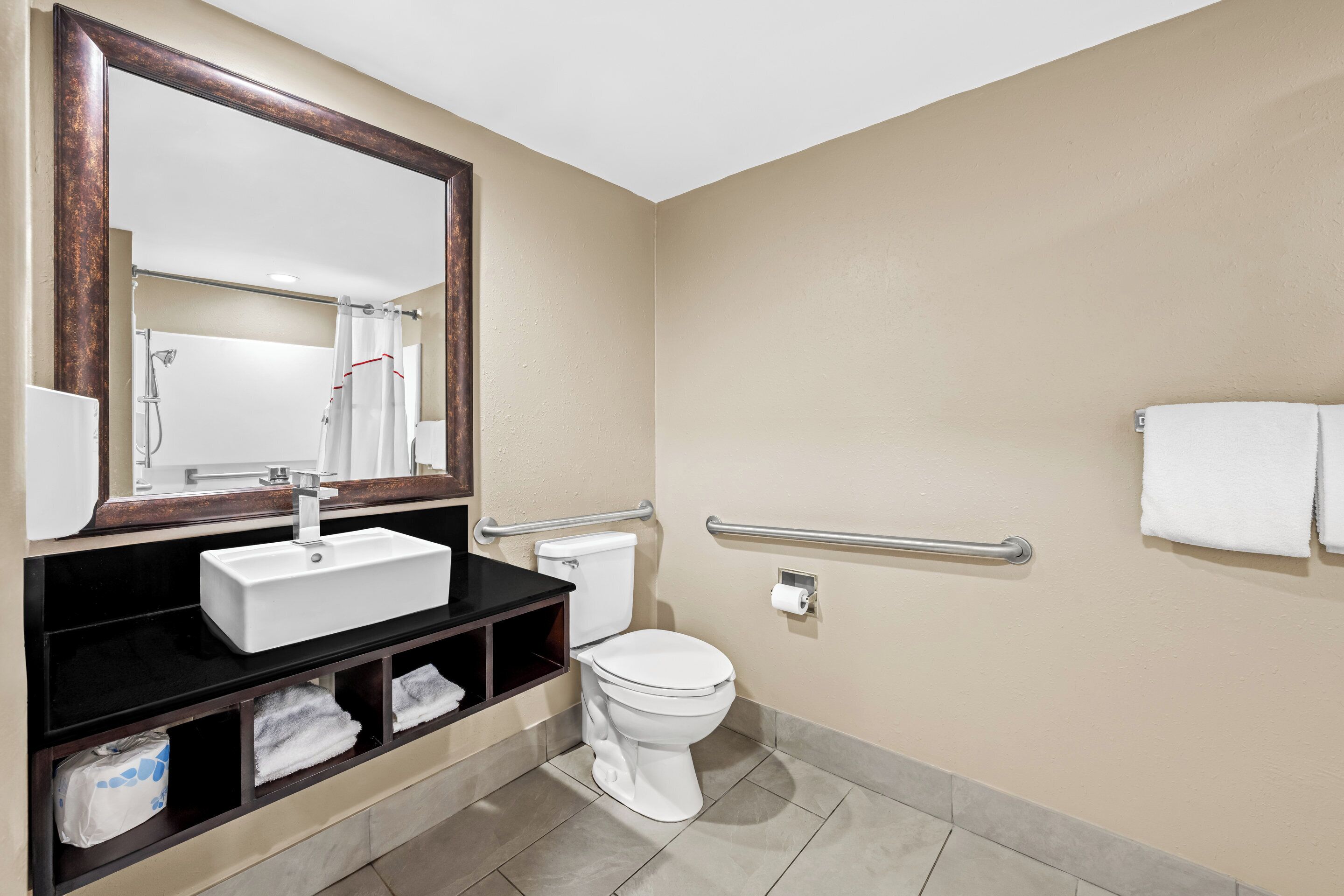 Deluxe Room, 1 King Bed, Accessible (Smoke Free) | Bathroom