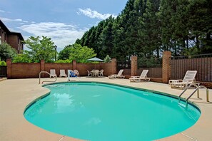 Una piscina al aire libre de temporada