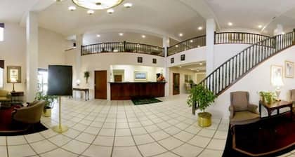 Days Inn & Suites by Wyndham Hickory