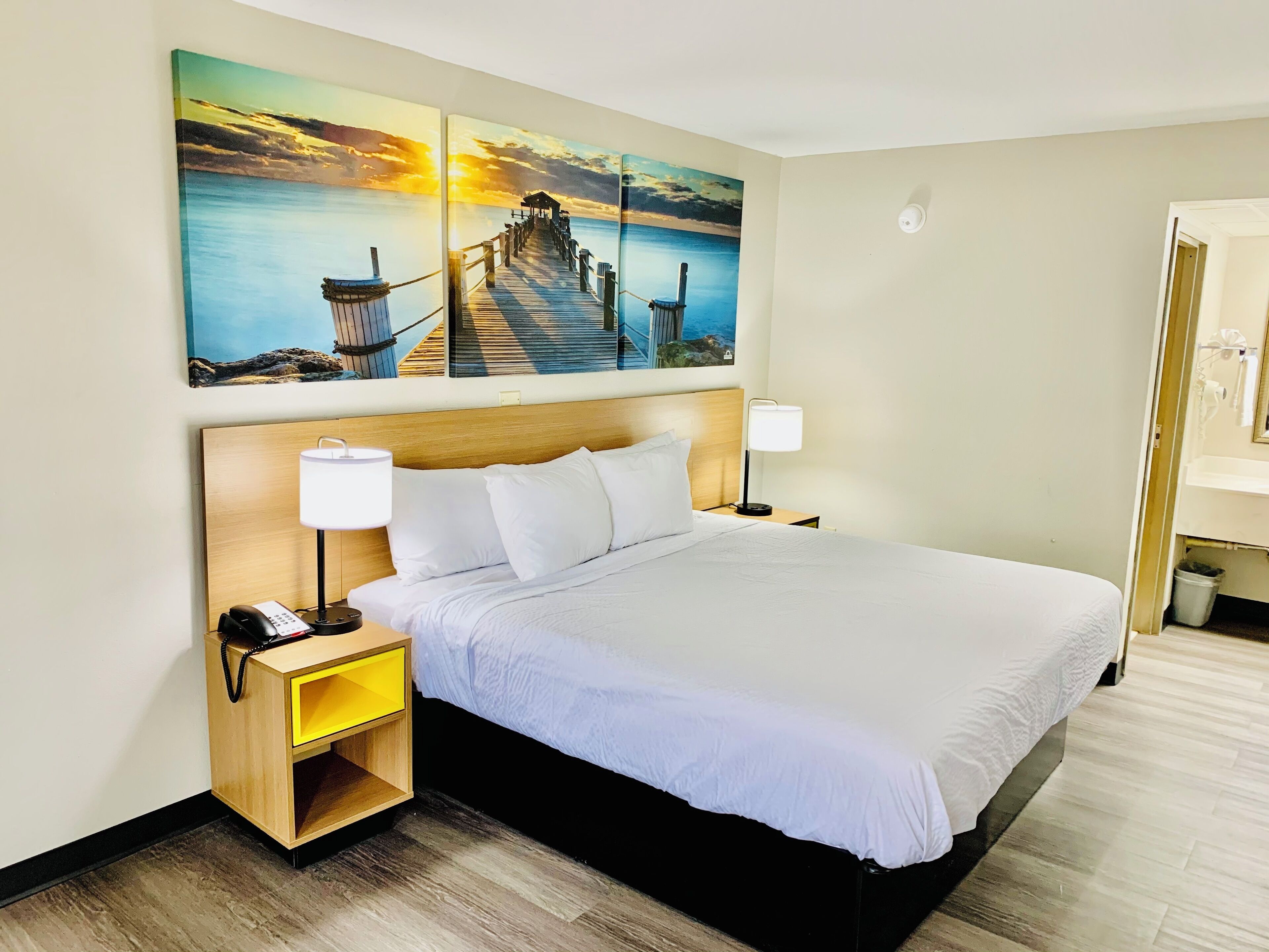 Standard Room, 1 King Bed | Desk, iron/ironing board, free WiFi, bed sheets