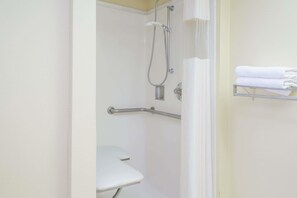 Chuveiro/banheira combinados, secador de cabelo, toalhas de banho 