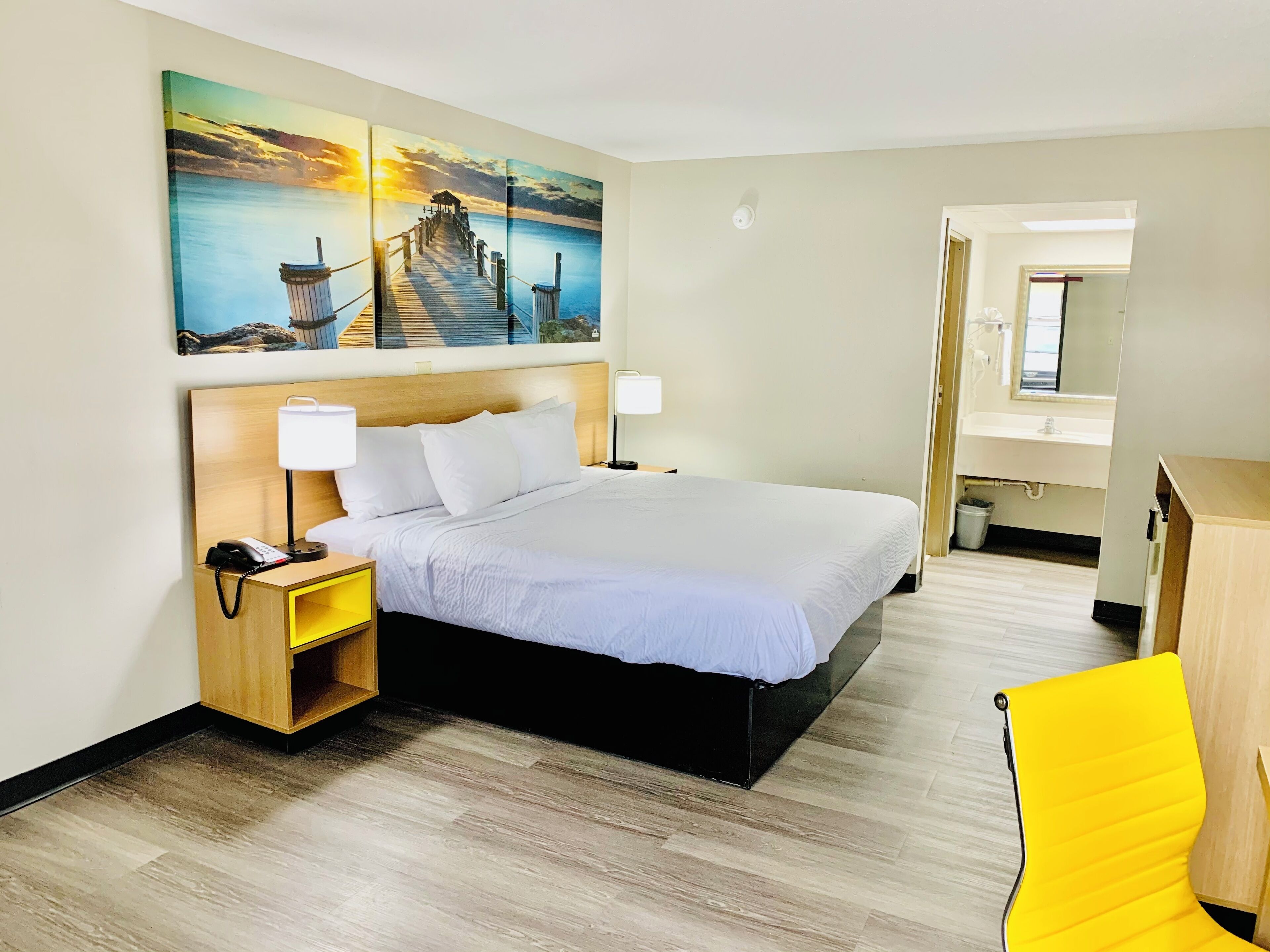 Standard Room, 1 King Bed | Desk, iron/ironing board, free WiFi, bed sheets