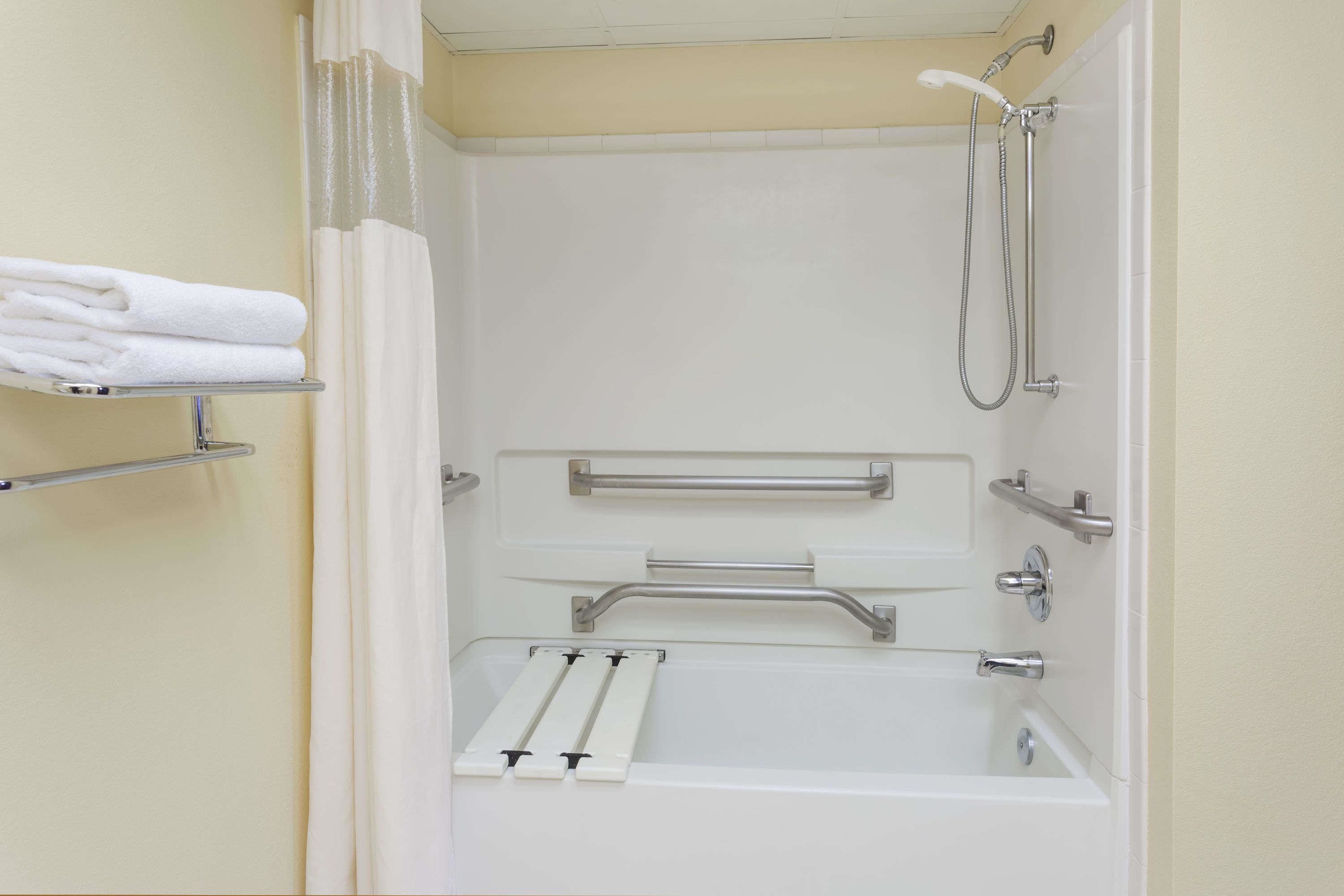 Chuveiro/banheira combinados, secador de cabelo, toalhas de banho 