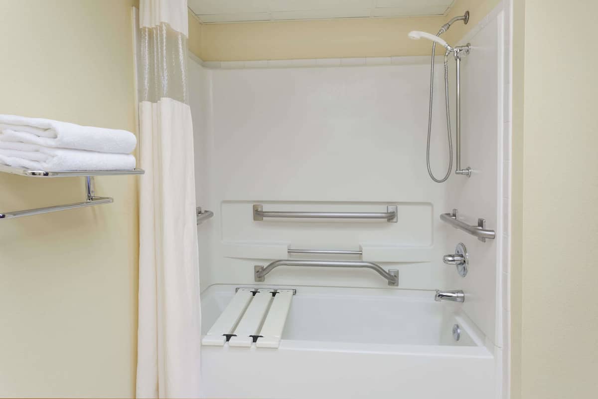 Chuveiro/banheira combinados, secador de cabelo, toalhas de banho