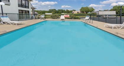 Days Inn by Wyndham Sanford