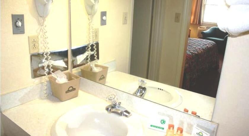 Baño | Tina con regadera, amenidades de baño gratuitas, secadora de cabello 