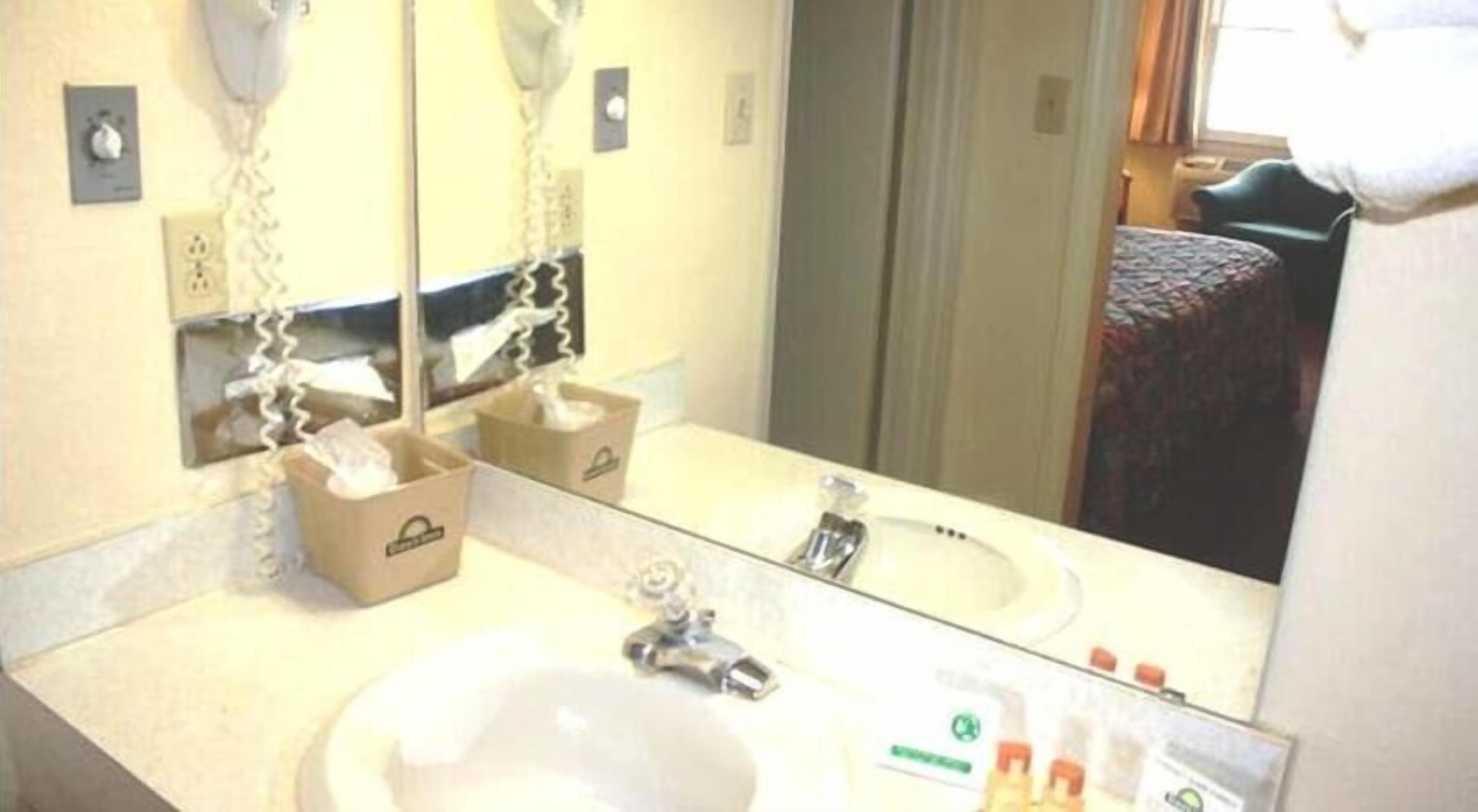 Bathroom | Combined shower/tub, free toiletries, hair dryer, towels