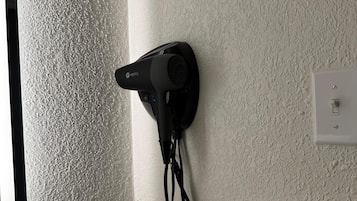 Meja, seterika/papan seterika, Wi-fi percuma, cadar katil