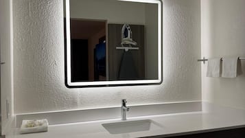 Meja, seterika/papan seterika, Wi-fi percuma, cadar katil