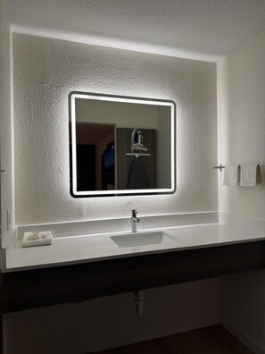 Escritorio, tabla de planchar con plancha, wifi gratis y ropa de cama 