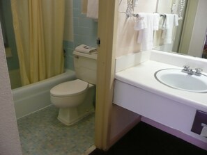 Combined shower/bathtub, free toiletries, hair dryer, towels